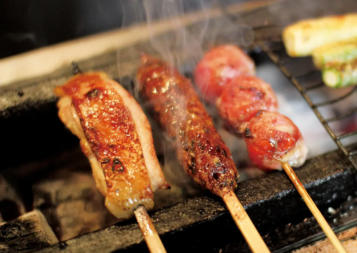 炭火で焼き上げる地鶏の串